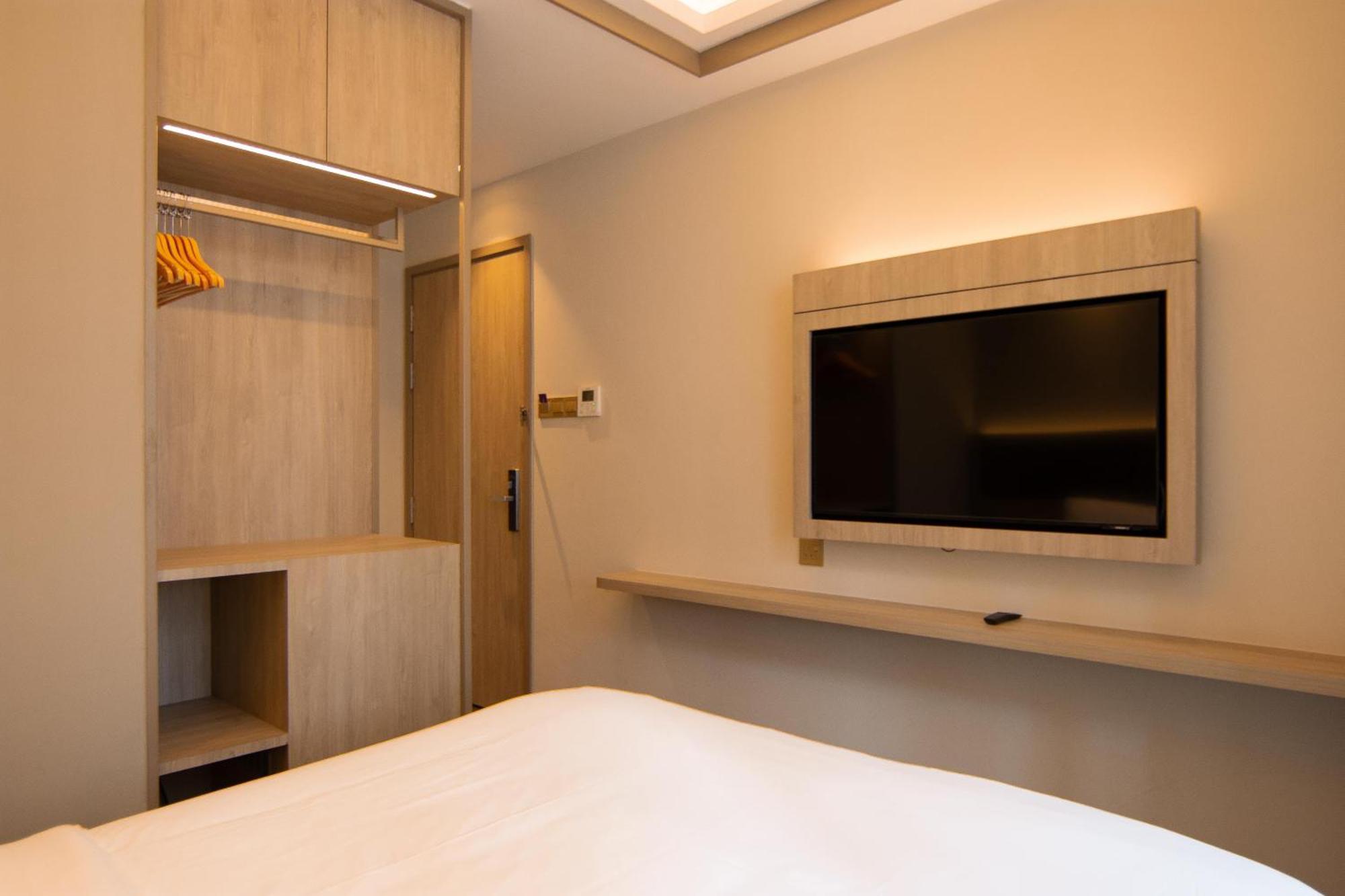 Aqueen Prestige Jalan Besar Singapore