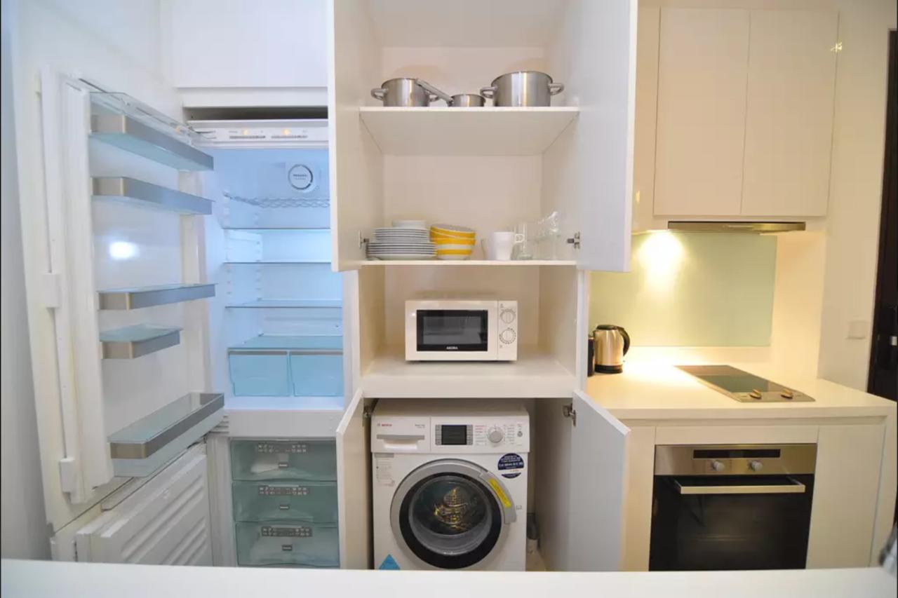 Two Bedroom In Chinatown Above Mrt Apartment