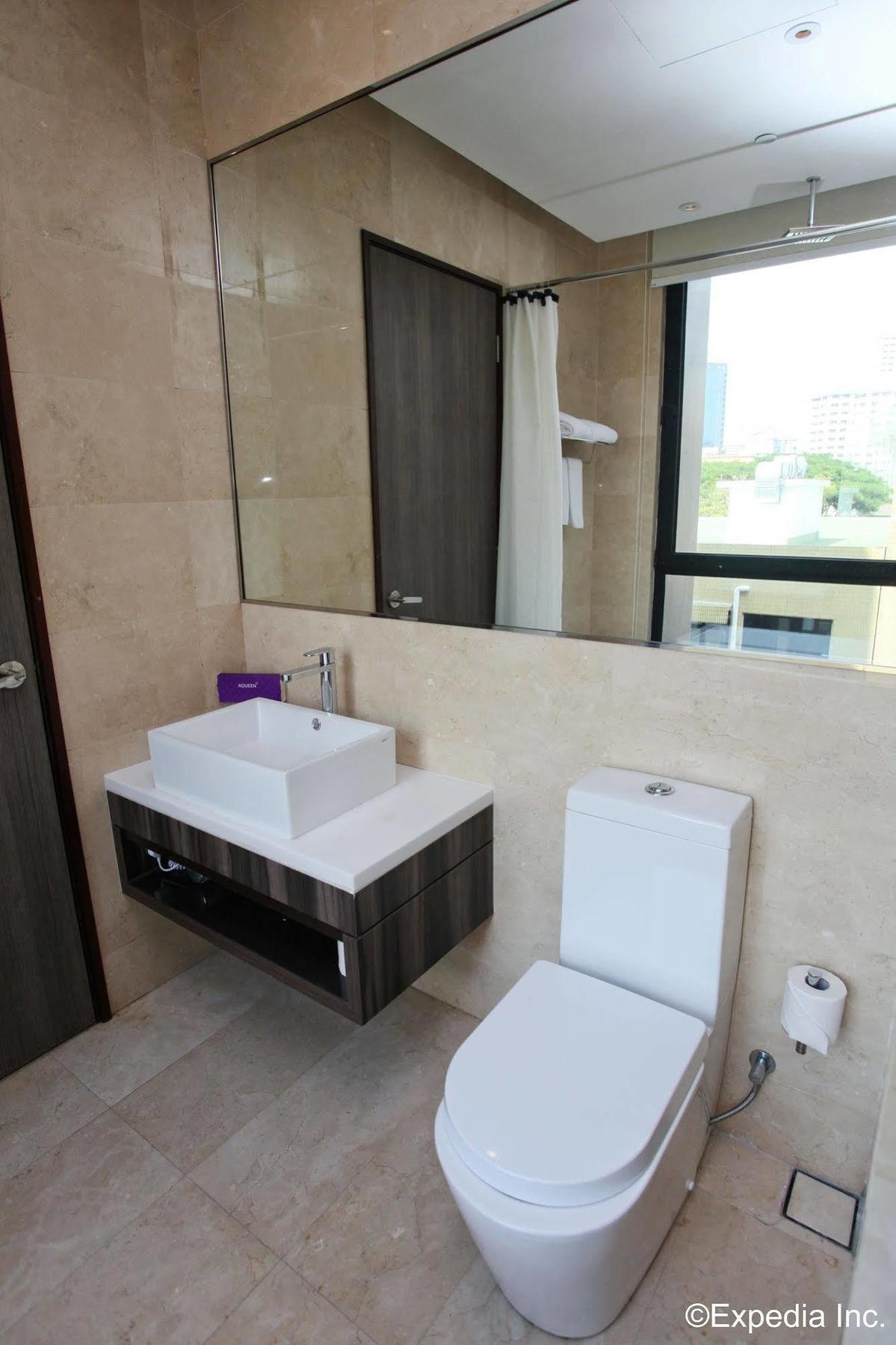 Aqueen Kitchener Hotel Singapore