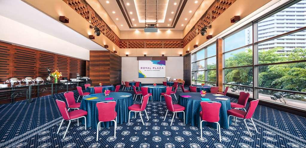 Hotel Royal Plaza On Scotts 5*