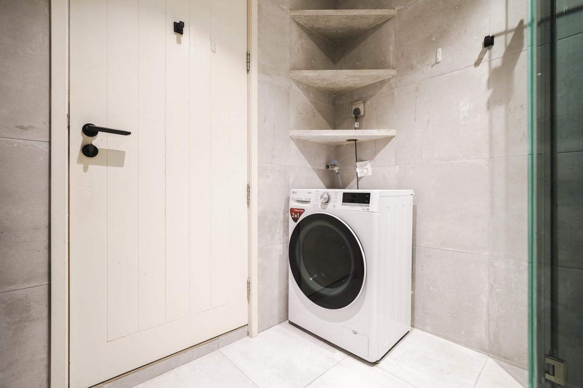 Base Residences: Hong Kong Street Apartment *