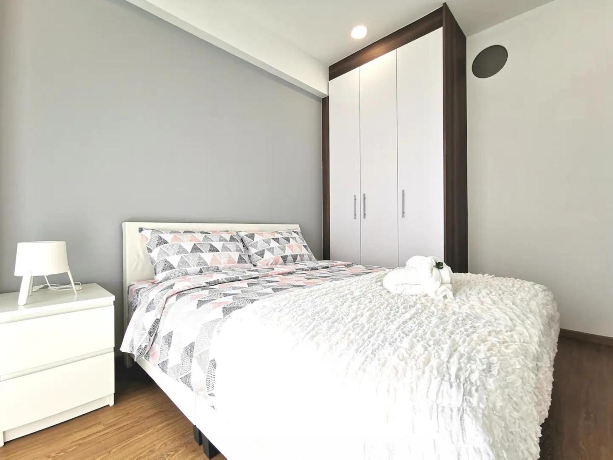 3 Bedrooms Kallang Train * Singapore