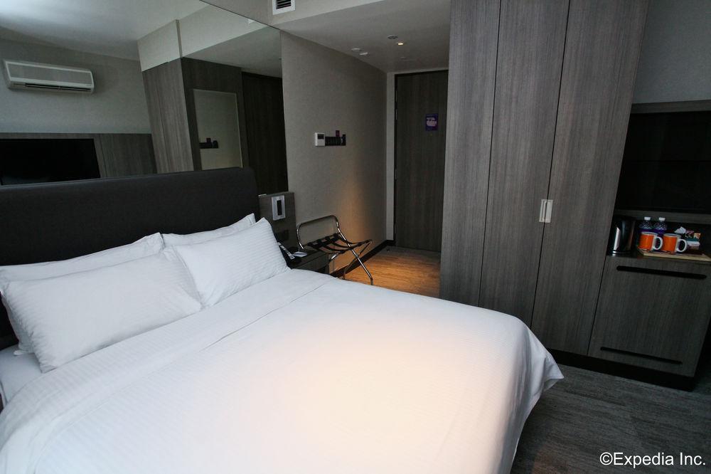 Aqueen Kitchener Hotel
