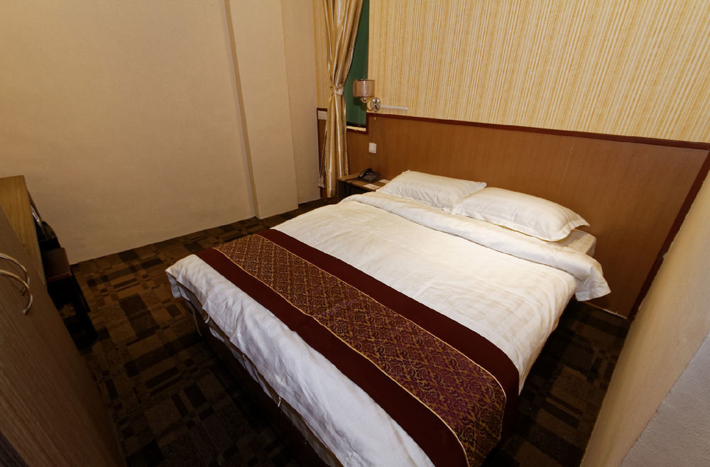 Noble Express, Check In 10pm, Check Out 9am 3*
