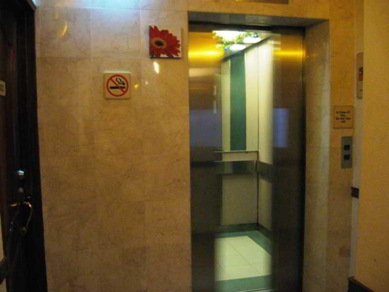 Happy Hotel *